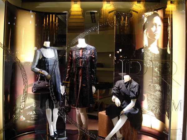 Window to set the streets of Paris