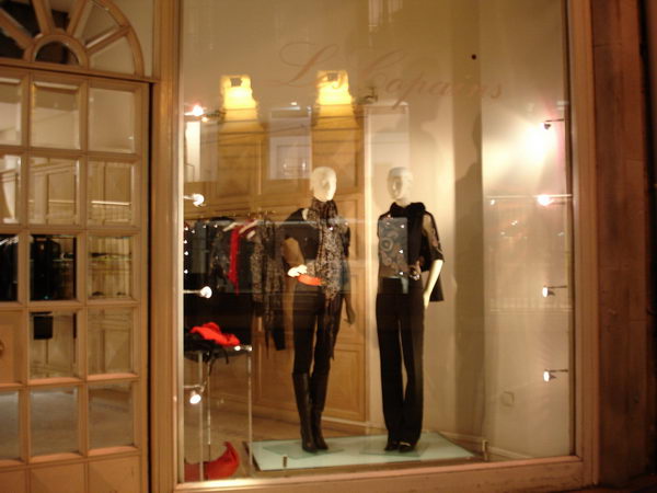 Window to set the streets of Paris