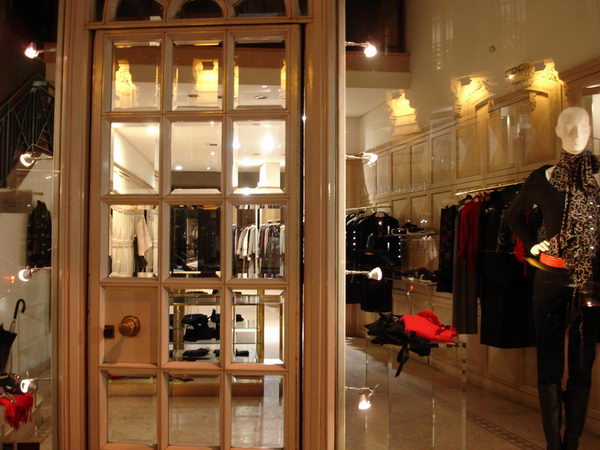 Window to set the streets of Paris
