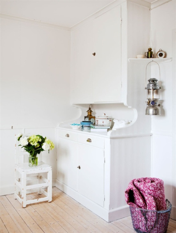 Pure white simple home furnishing