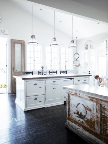 Simple and warm white home kitchen