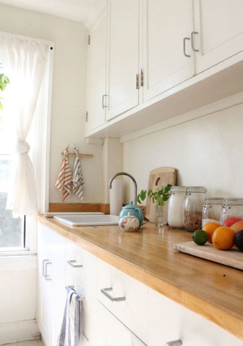 Simple and warm white home kitchen