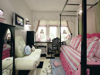 Warm and stylish small room