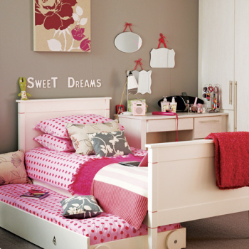 Warm and stylish small room