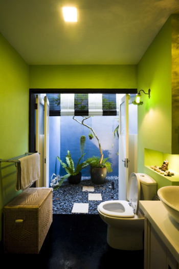 Lively bathroom