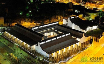 Combination of retro and modern Chinese architecture