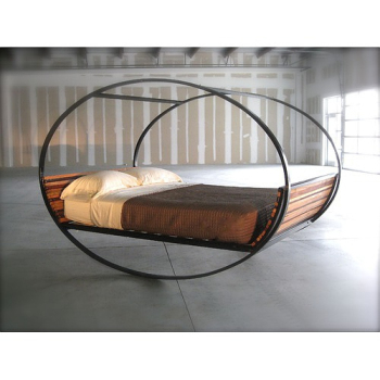 Fashion oval shaking his bed